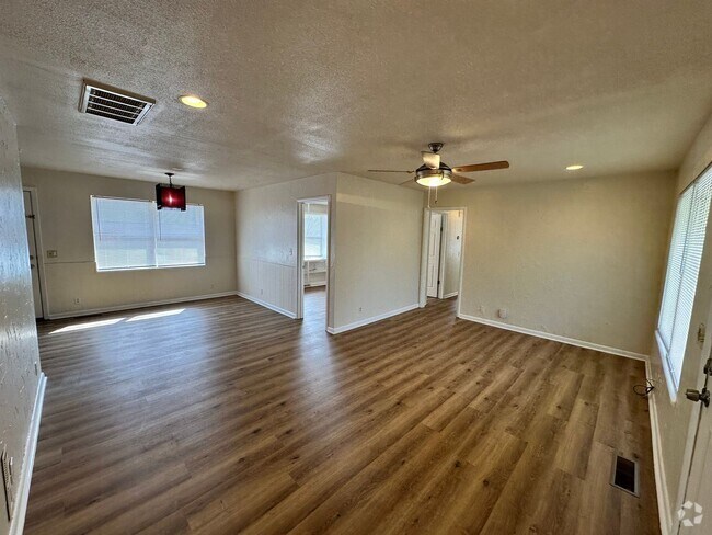 Building Photo - Versatile 3-bedroom, 1.5-bath Home Availab...