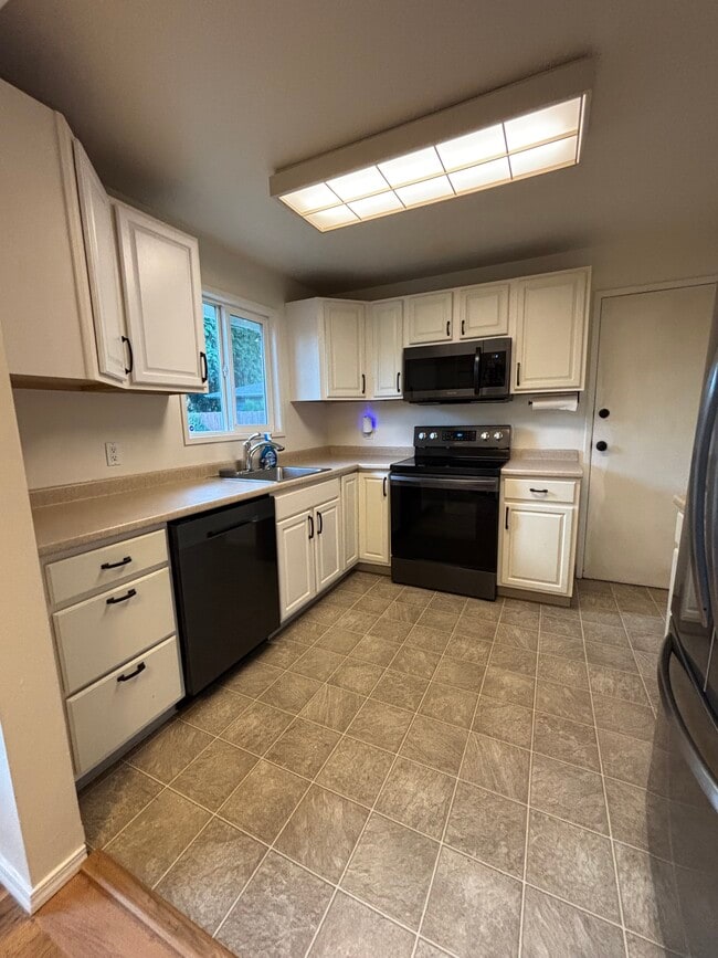 Kitchen - 19885 NE Wasco St