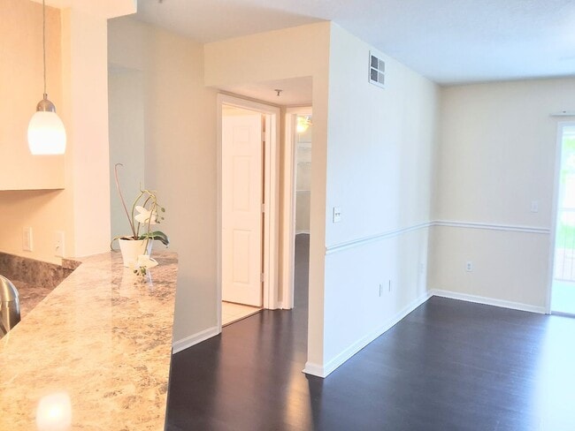 Building Photo - Gorgeous Wood Floors 1/1 condo for RENT @The Crest close to UCF Unit 1031