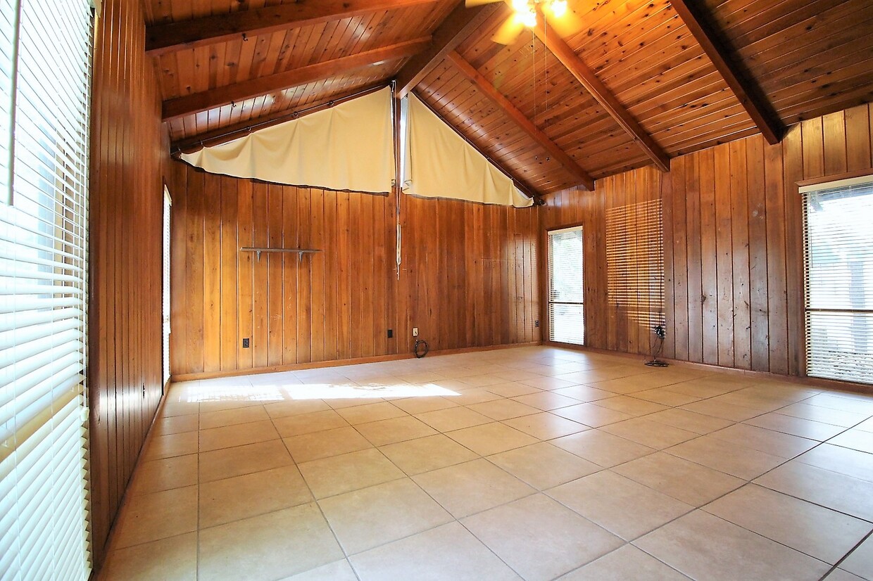 Vaulted Great Room - 21 NW 21st St (Gainesville, FL)