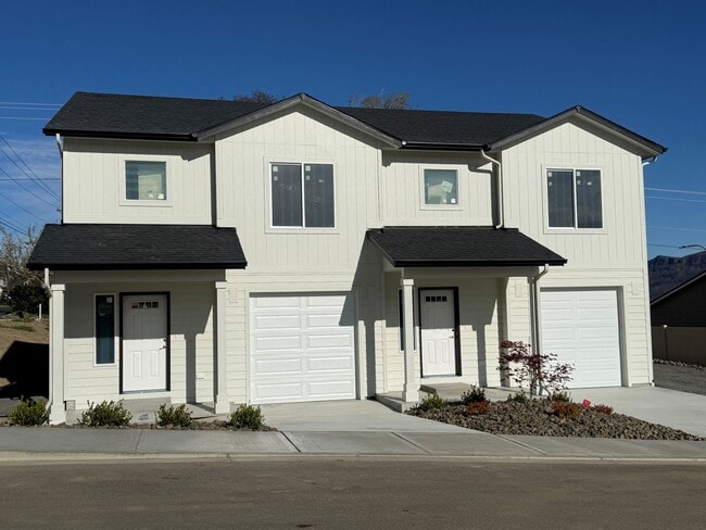 Building Photo - 609 / 611 - Duplex Lot 52 Unit 611 - Duplex Lot 52