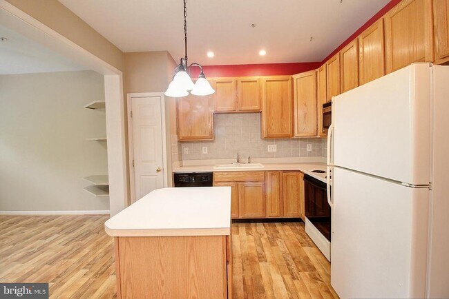 Photo - 6135 Newport Terrace