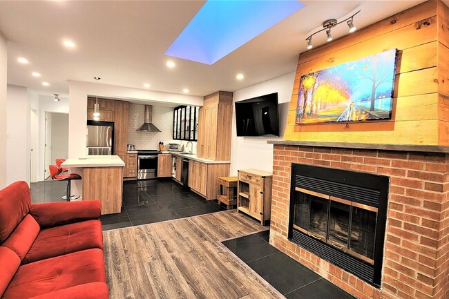 Building Photo - 1033 Rue Berri Unit 3