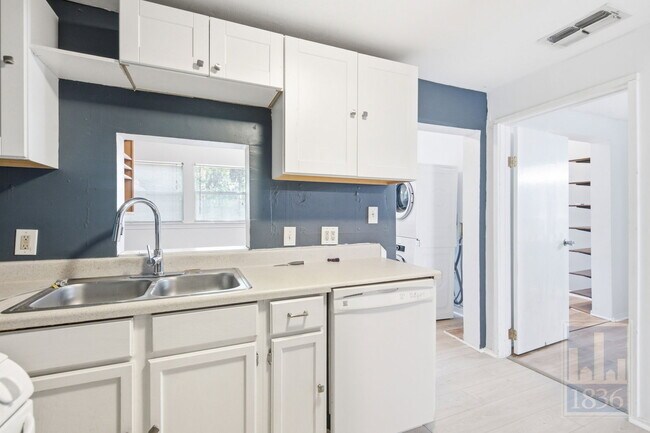 Photo - 1201 W 40th St