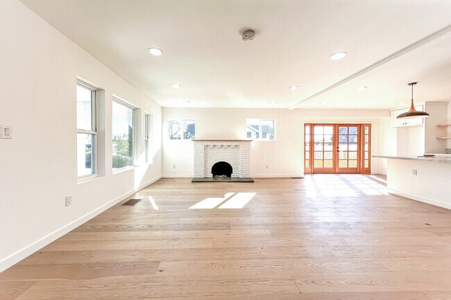 Photo - 103 N Kingsley Dr Apartments