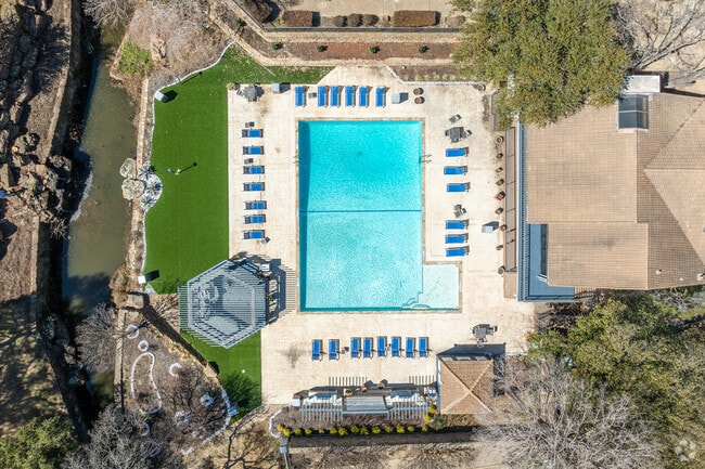 Vista aérea de la piscina inspirada en el resort