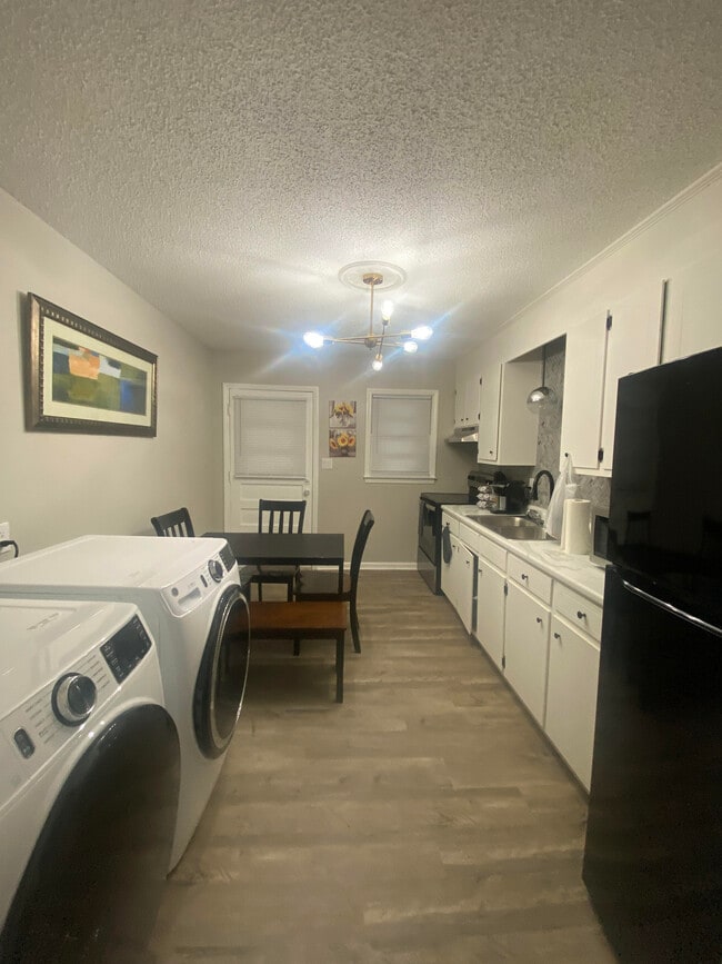 Building Photo - 107b Sador St Unit 107B