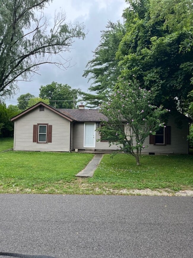 Charming 2-Bedroom Home Near Switchyard Pa... - Charming 2-Bedroom Home Near Switchyard Pa...