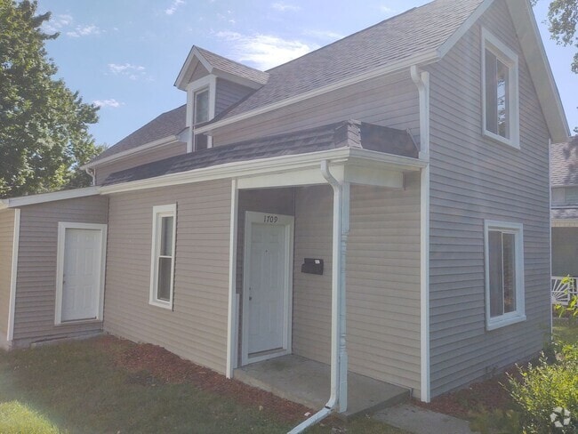 Building Photo - 3 Bedroom 1 Bathroom House W/ Bonus room &...
