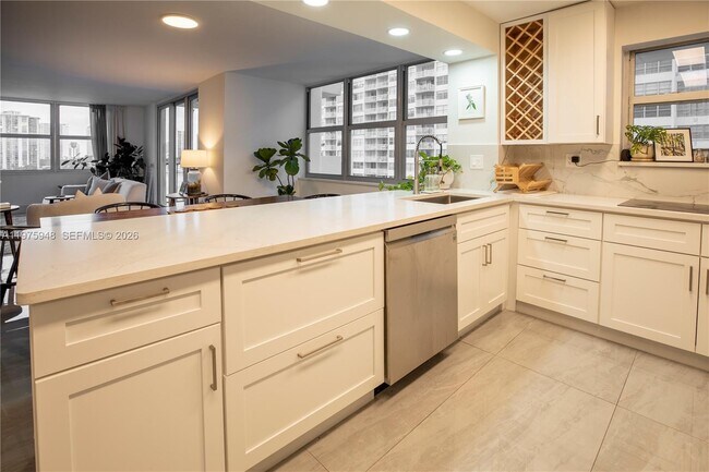 Building Photo - 2750 NE 183rd St Unit 811