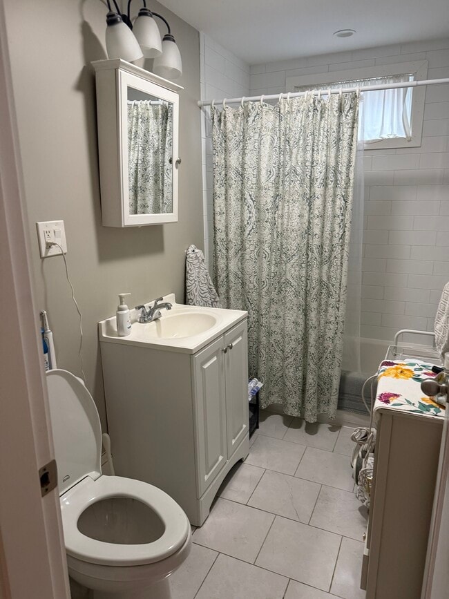 Building Photo - 14 Varnum St Unit 1