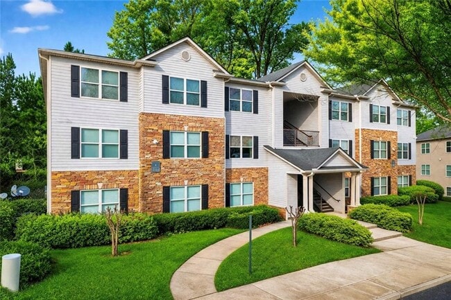 Building Photo - 2104 Fairington Club Dr