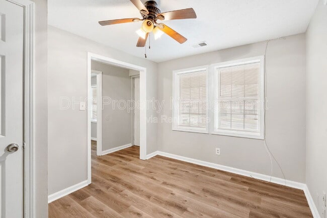 Photo - 1435 Lynford Dr SW