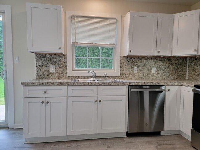 Photo - 32 Cranfield Ct