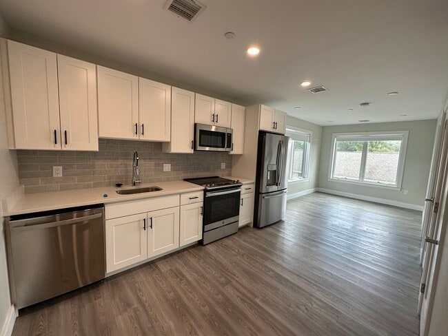 Building Photo - 206 Old Colony Ave Unit 301