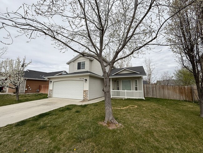 Building Photo - Brand New Floors! 3 Bed, 2.5 Bath Single Family Home