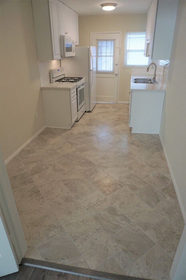 Kitchen w/ Breakfast Nook - 3028 Livonia Ave Unit 8