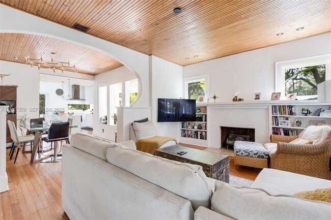 Photo - 665 NE 120th St