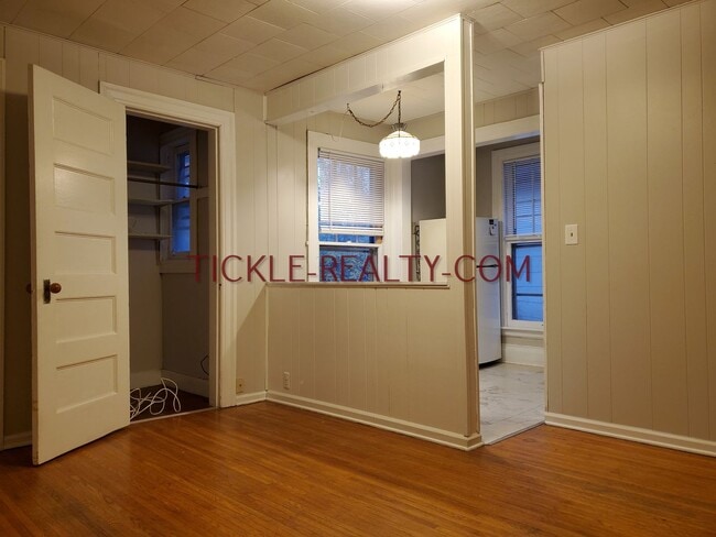 Building Photo - 242 Oxford St Unit 3