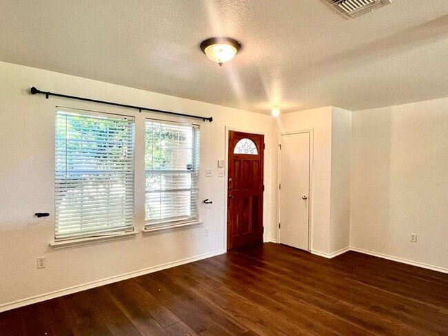 Photo - $500 OFF ON FIRST MONTH RENT & ADMIN FEE WAIVED FOR SAME DAY APPLICATION!Move-In Ready Home with ...