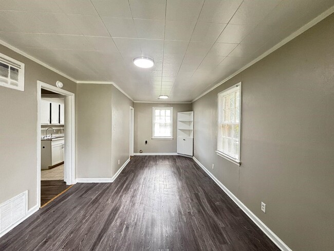 1065 Larry Ln