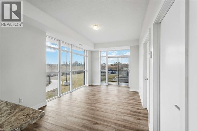 Photo - 600 N Service Rd Unité 116