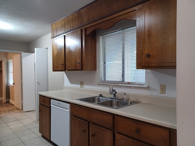 Photo - 616 Slade St