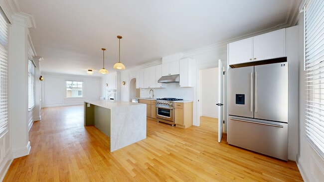 Building Photo - 495 32nd Ave Unit 204A