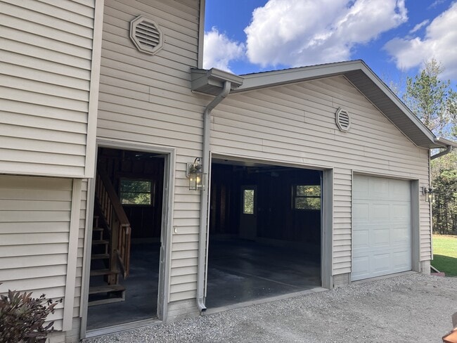 Puerta lateral y garaje adjunto - N5223 Tamarack Ln