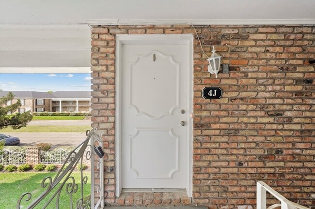 Building Photo - 2201 Fountain View Dr Unit 4