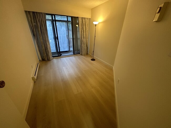 Photo - 3136 Kingsway