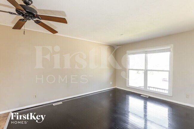 Photo - 521 Fairlane St