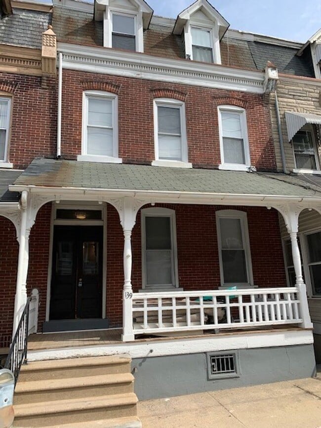 Building Photo - 139 N 10th St Unit Apt 1