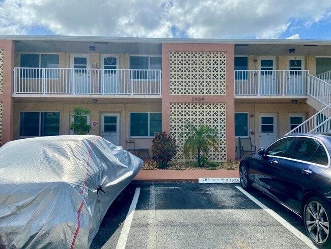 Building Photo - 2909 Middle River Dr Unit 105