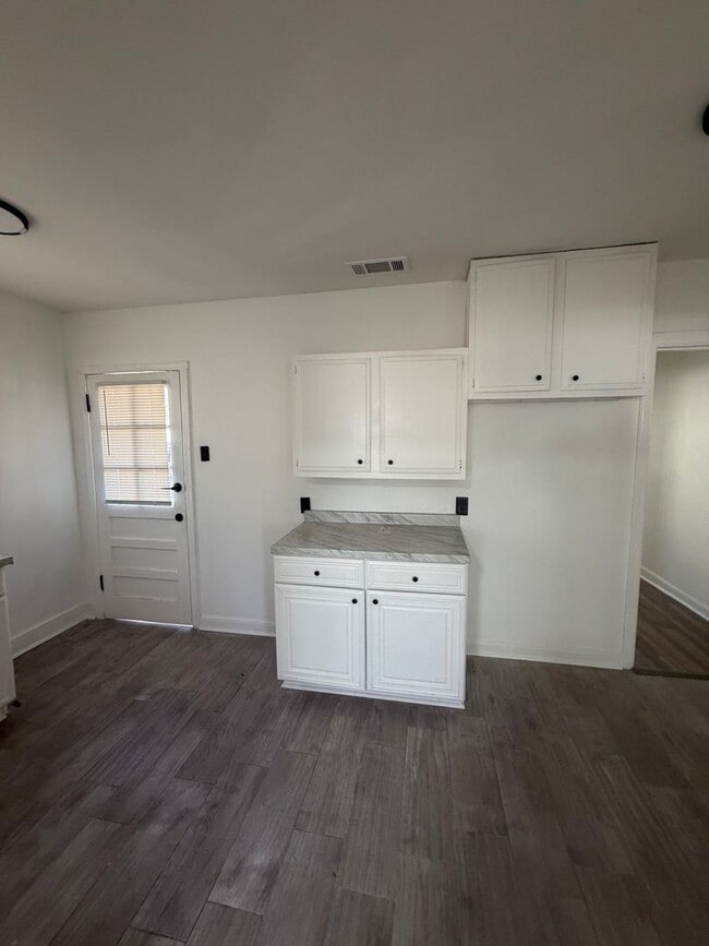 Photo - 890 Charles Pl