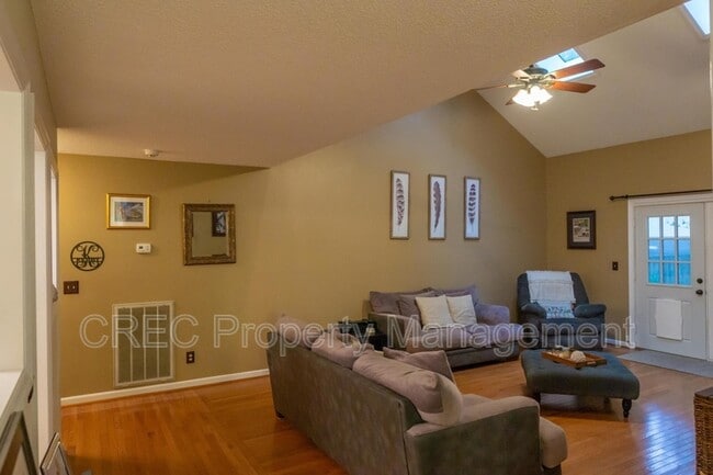 Photo - 114 Queensbury Cir