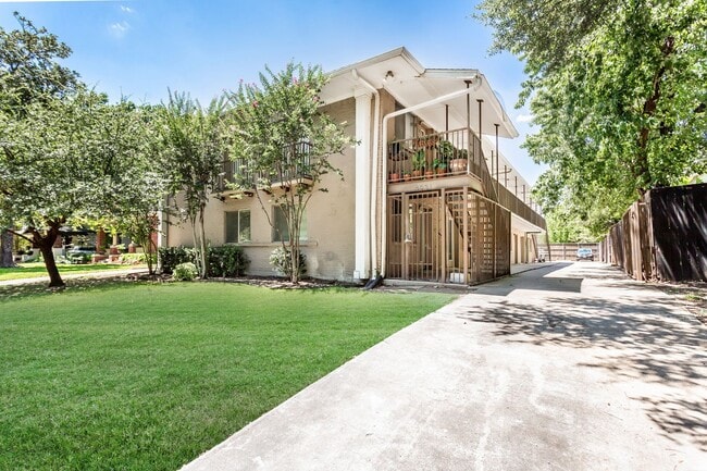 Building Photo - 2 Bedroom, 2 Bath Apartment in Munger Place! Unit 4