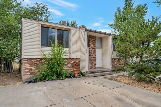 Building Photo - Spacious 2 Bedroom Duplex In West Valley City