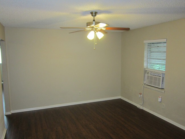 Sala de estar - 1201 N Elm St