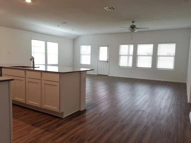 Photo - 105 Bear Oak St