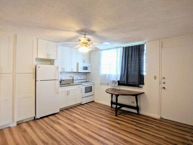 Photo - Partly Furnished 1-Bedroom 1 Bath with No Parking at Hawaiian Crown in Waikiki Unidad 502