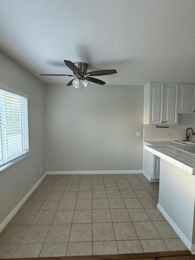 Photo - 1 BDRM DOWNSTAIRS MOVE IN READY WITH PARKING! Unit 80-5