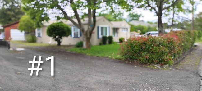 Building Photo - 913 Clover Dr