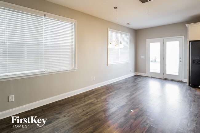 Photo - 153 Yorkshire Dr