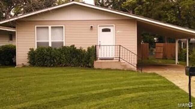 Building Photo - 3 Bedroom Home with Basement and Carport f...