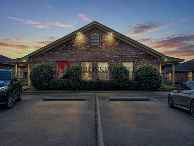 3 Bedroom 2 Bath Duplex at Mansion Creek in Tyler! 1/2 off first full months rent