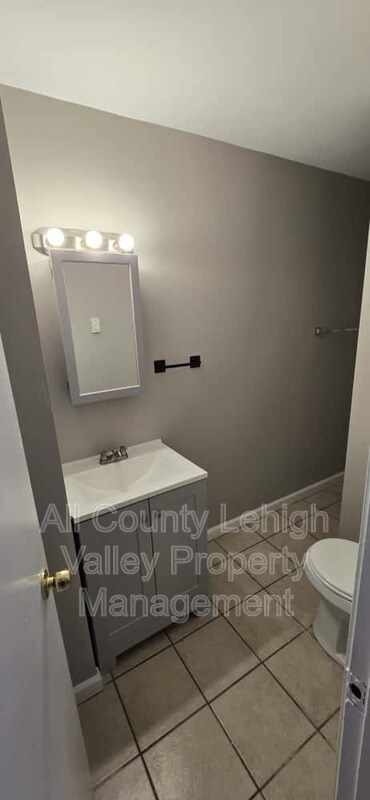 Photo - 609.5 Walnut St