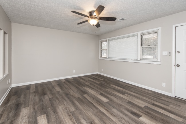 Photo - 628 E Chain of Rocks Rd