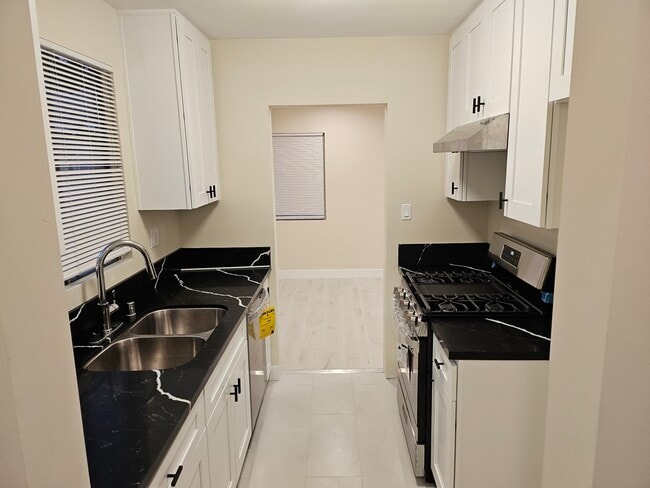 Photo - 2017 W Victory Blvd House