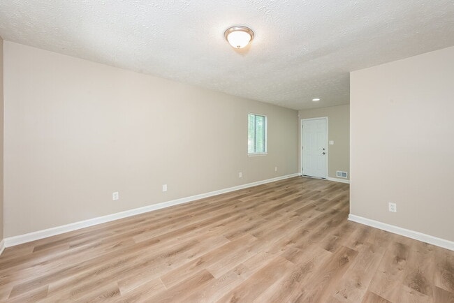 Photo - 889 Ralph Rd SE